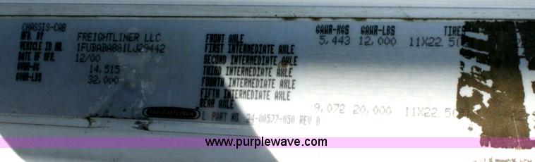 image for item A4940 2001 Freightliner FLD112 semi truck