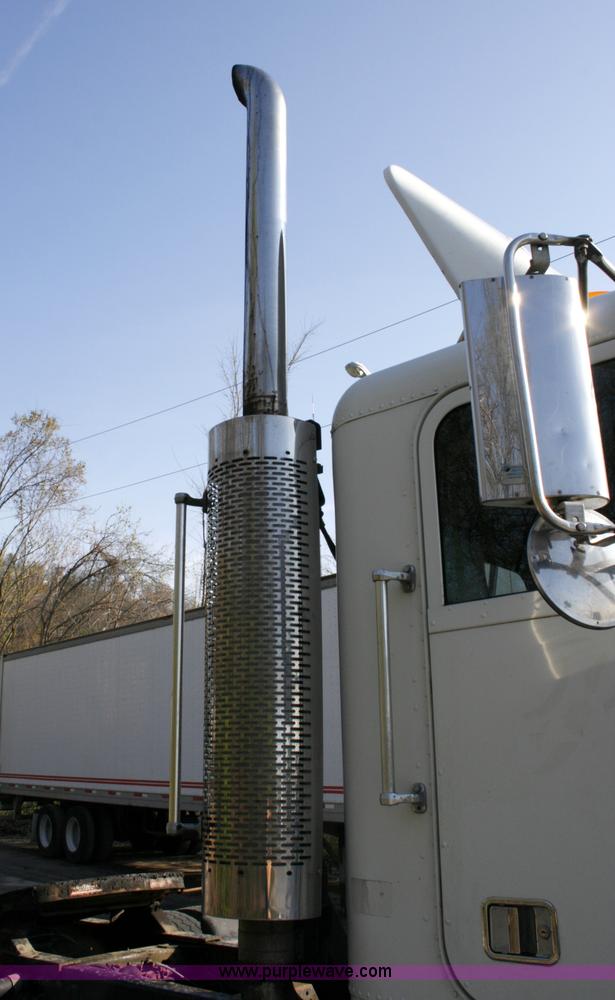 image for item A4940 2001 Freightliner FLD112 semi truck