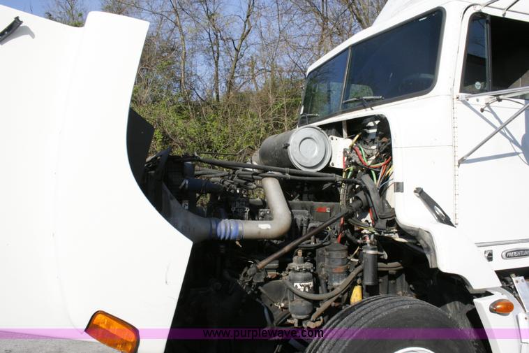 image for item A4940 2001 Freightliner FLD112 semi truck