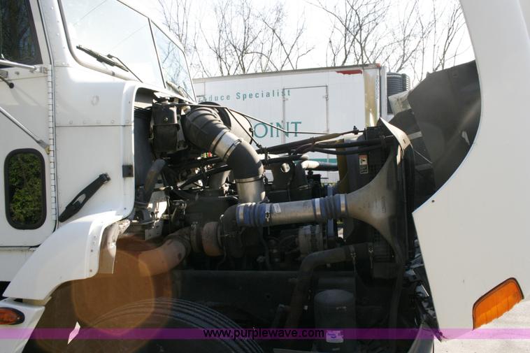 image for item A4940 2001 Freightliner FLD112 semi truck