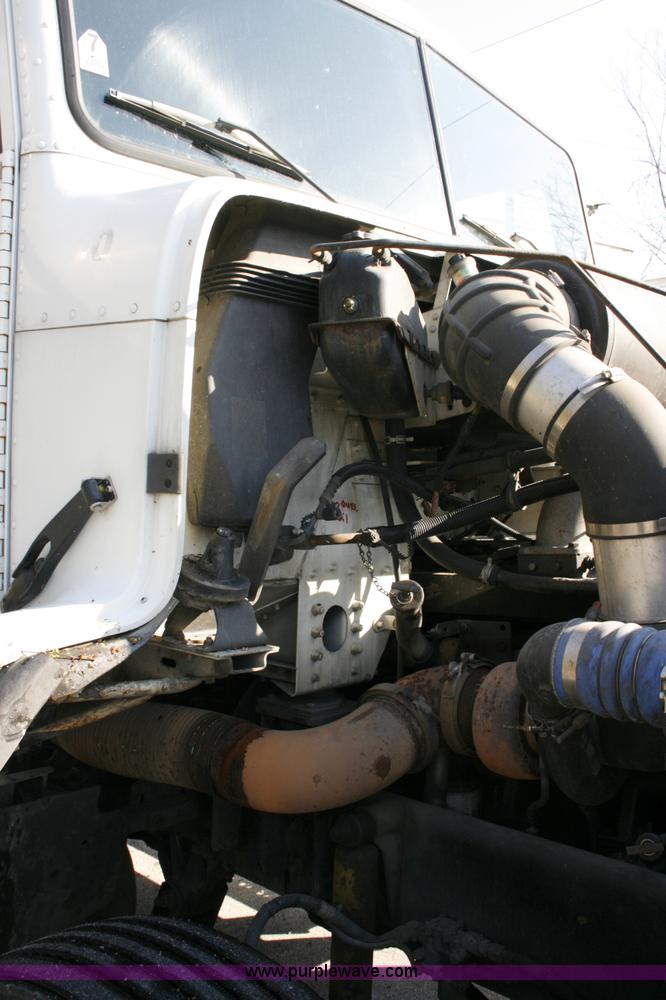 image for item A4940 2001 Freightliner FLD112 semi truck