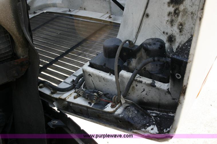 image for item A4940 2001 Freightliner FLD112 semi truck