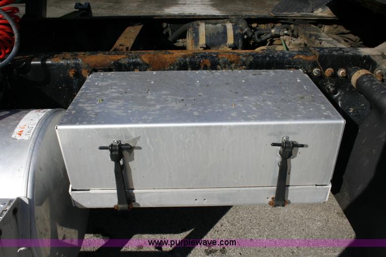 image for item A4940 2001 Freightliner FLD112 semi truck