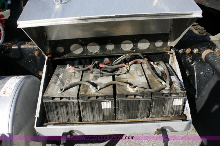 image for item A4940 2001 Freightliner FLD112 semi truck