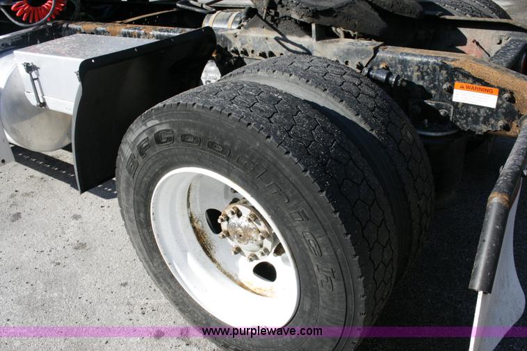 image for item A4940 2001 Freightliner FLD112 semi truck