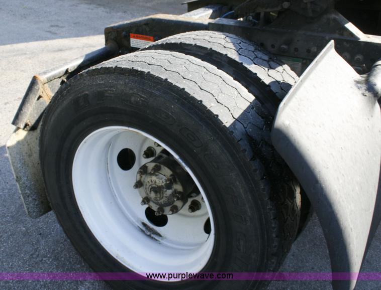 image for item A4940 2001 Freightliner FLD112 semi truck