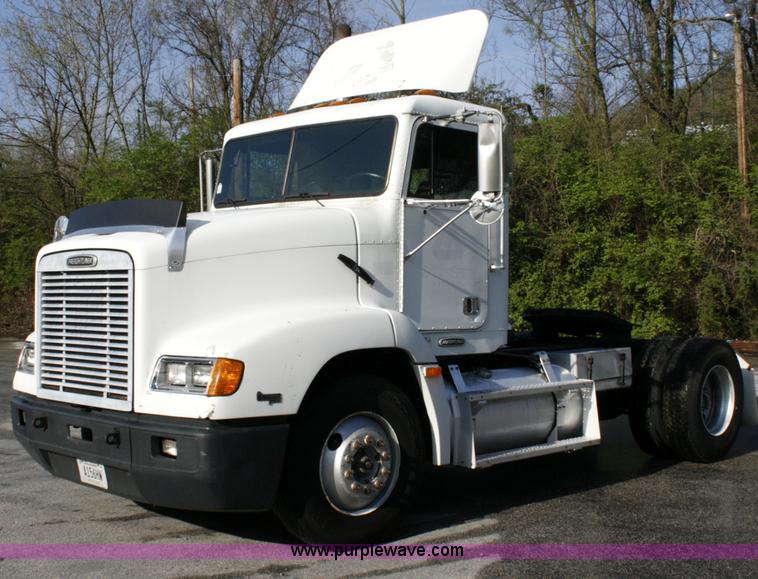 image for item A4941 2001 Freightliner FLD112 semi truck