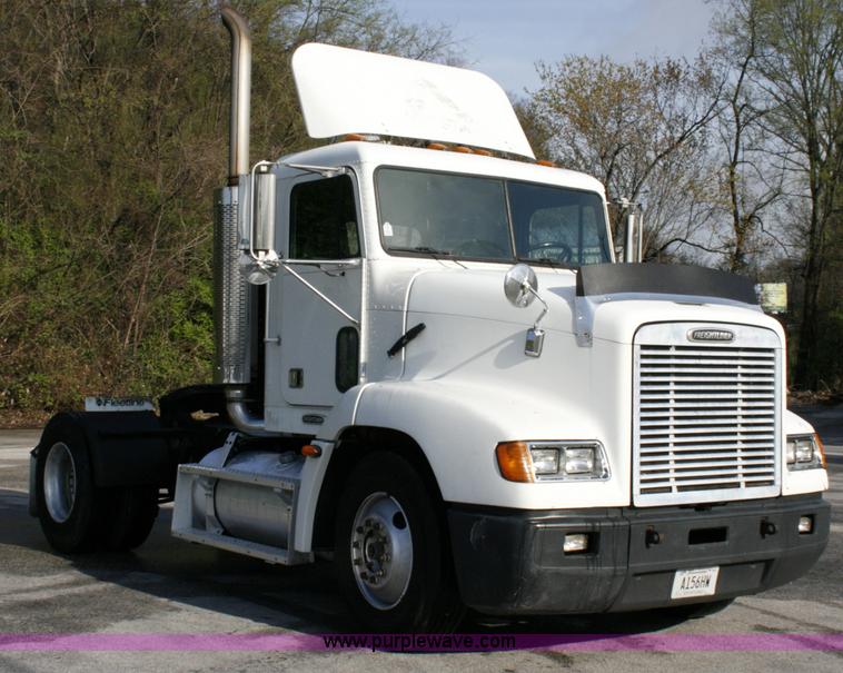 image for item A4941 2001 Freightliner FLD112 semi truck