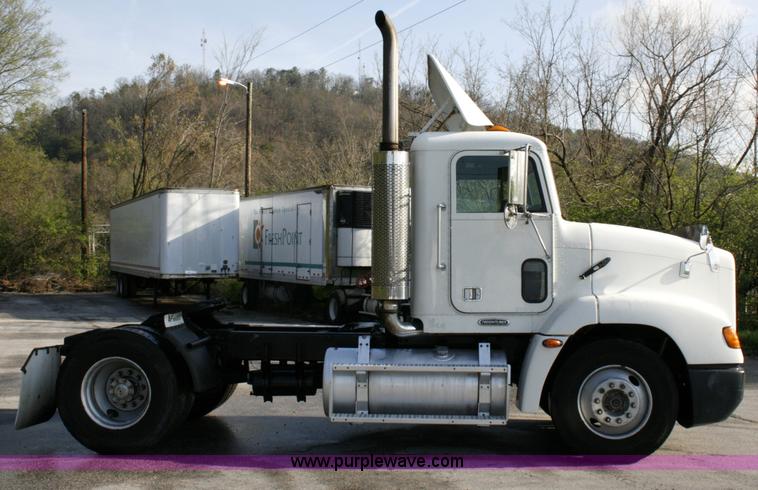 image for item A4941 2001 Freightliner FLD112 semi truck