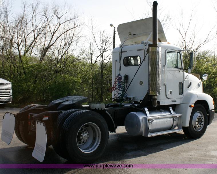 image for item A4941 2001 Freightliner FLD112 semi truck