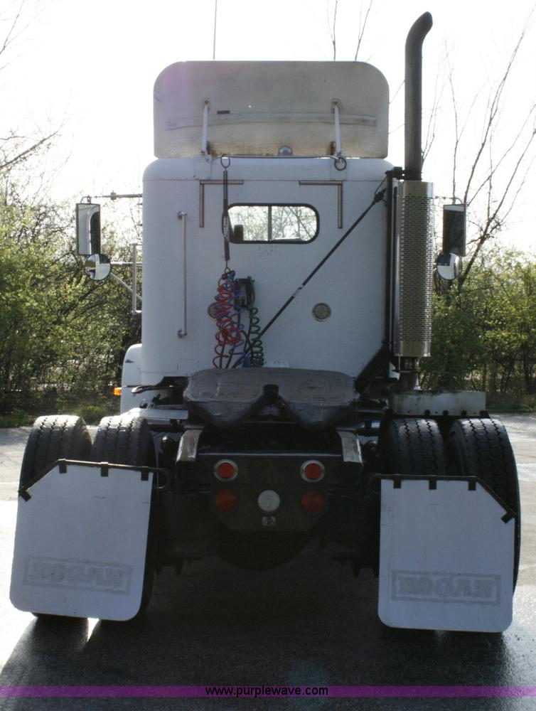 image for item A4941 2001 Freightliner FLD112 semi truck