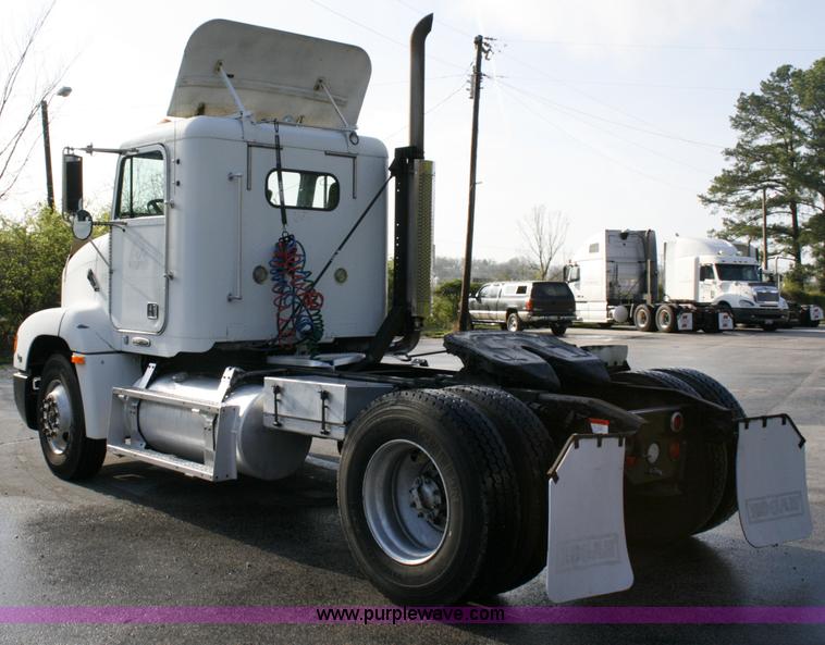 image for item A4941 2001 Freightliner FLD112 semi truck