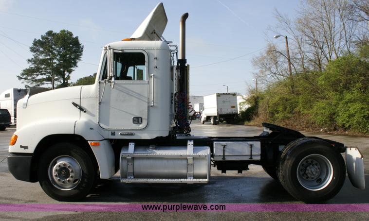 image for item A4941 2001 Freightliner FLD112 semi truck