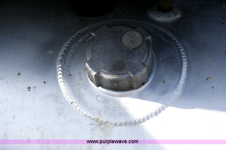 image for item A4941 2001 Freightliner FLD112 semi truck