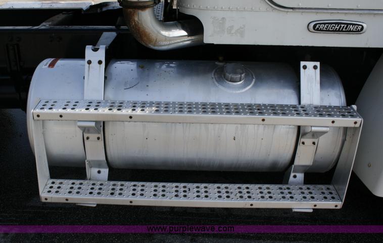 image for item A4941 2001 Freightliner FLD112 semi truck