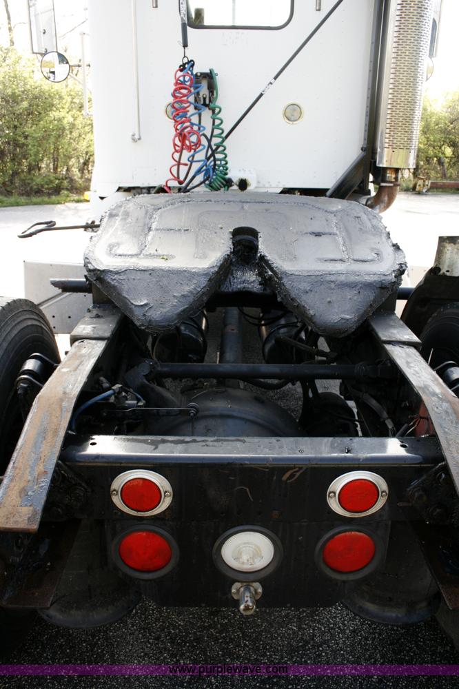 image for item A4941 2001 Freightliner FLD112 semi truck