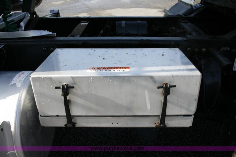 image for item A4941 2001 Freightliner FLD112 semi truck