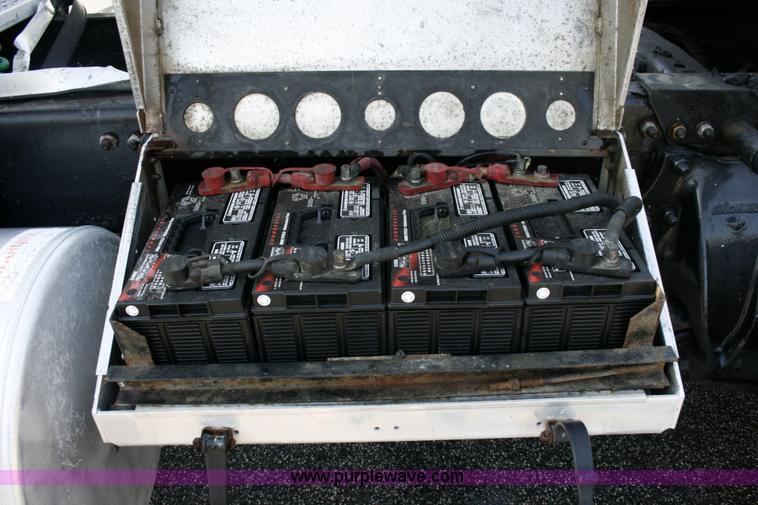 image for item A4941 2001 Freightliner FLD112 semi truck