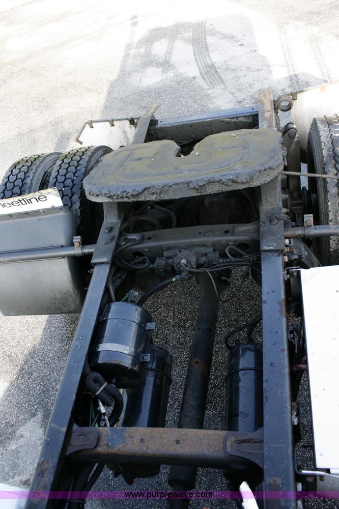 image for item A4941 2001 Freightliner FLD112 semi truck