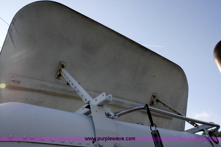 image for item A4941 2001 Freightliner FLD112 semi truck