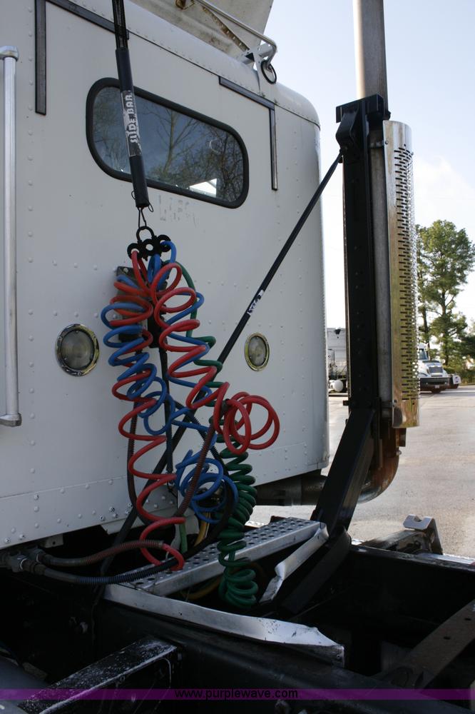 image for item A4941 2001 Freightliner FLD112 semi truck