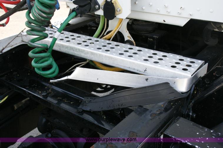 image for item A4941 2001 Freightliner FLD112 semi truck