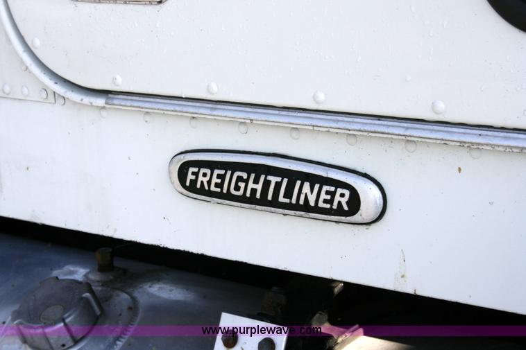 image for item A4941 2001 Freightliner FLD112 semi truck