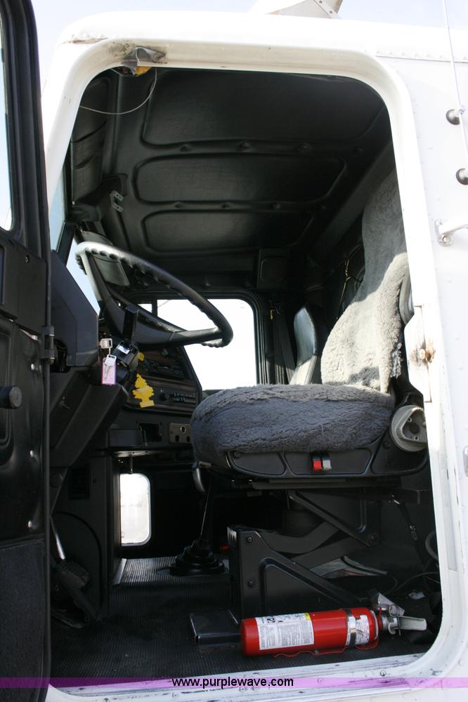 image for item A4941 2001 Freightliner FLD112 semi truck