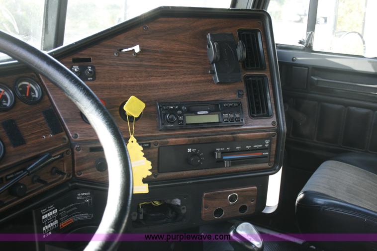 image for item A4941 2001 Freightliner FLD112 semi truck