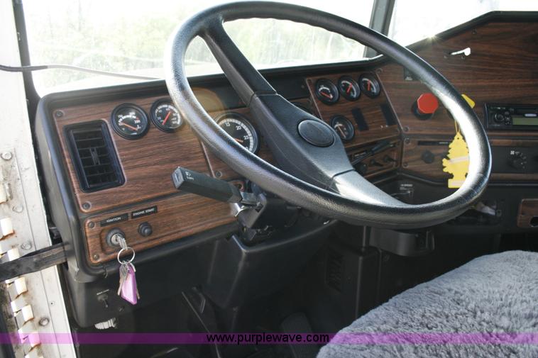 image for item A4941 2001 Freightliner FLD112 semi truck