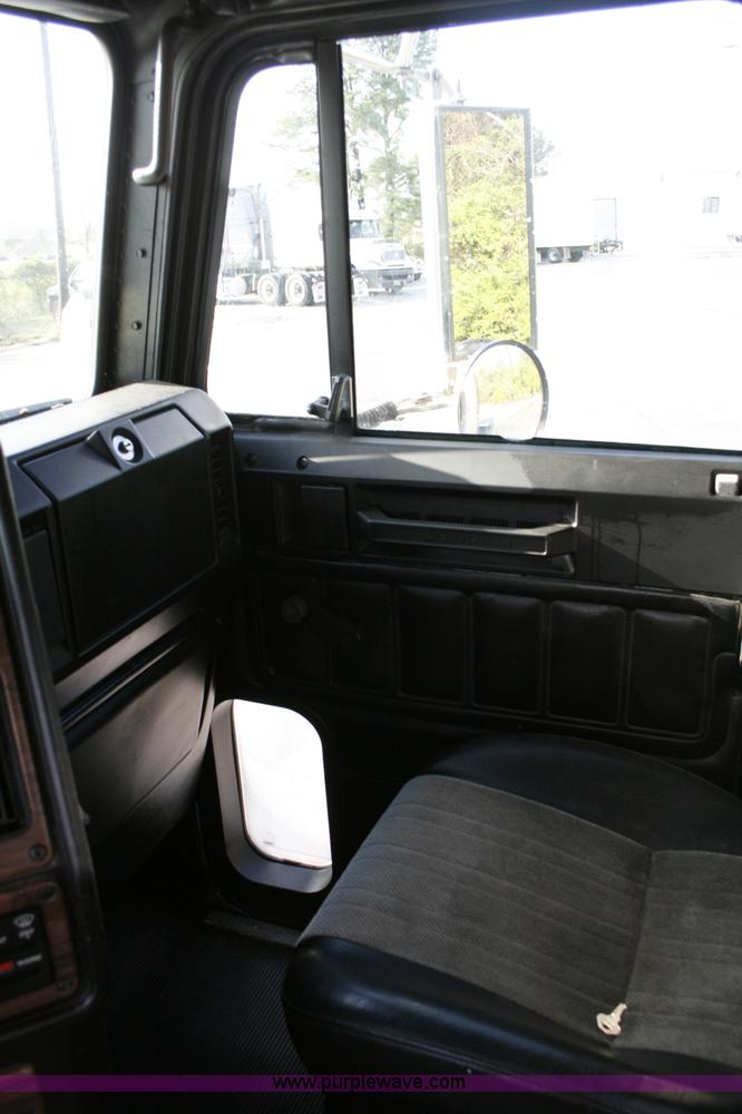 image for item A4941 2001 Freightliner FLD112 semi truck