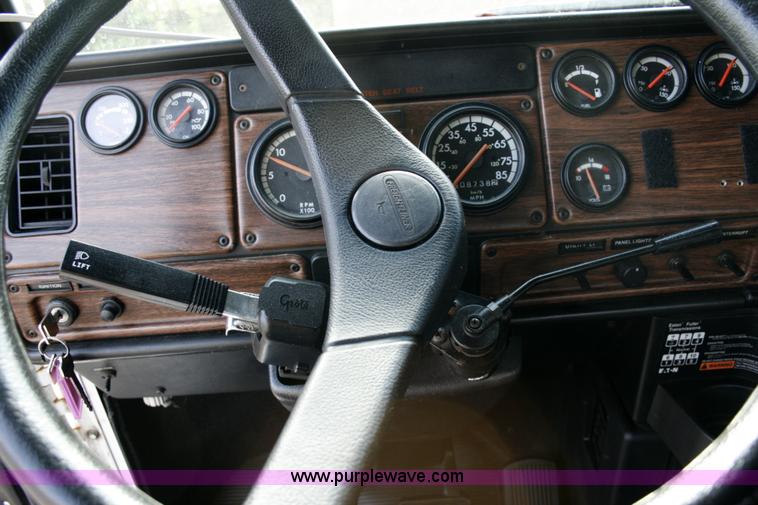 image for item A4941 2001 Freightliner FLD112 semi truck