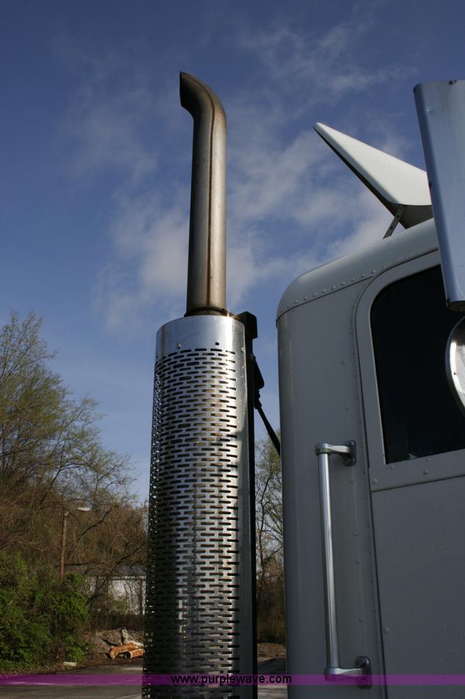 image for item A4941 2001 Freightliner FLD112 semi truck