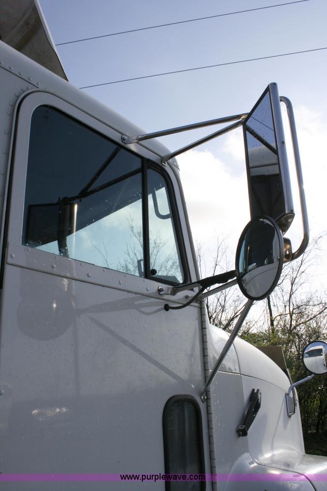 image for item A4941 2001 Freightliner FLD112 semi truck