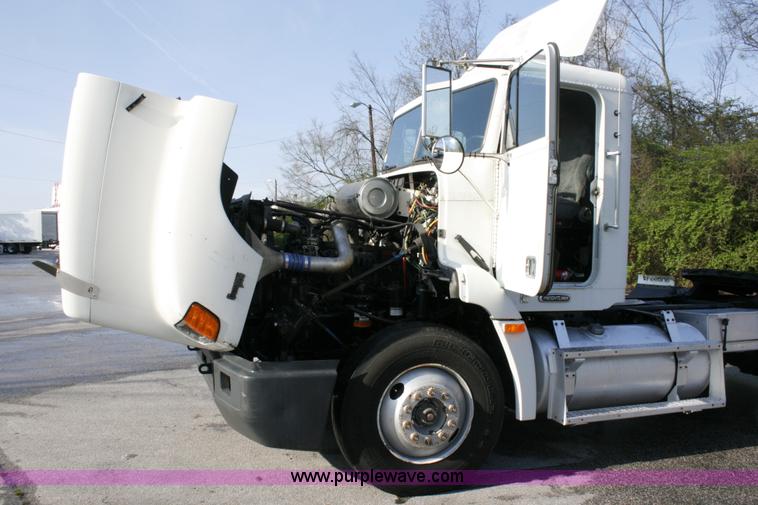 image for item A4941 2001 Freightliner FLD112 semi truck