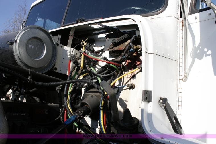 image for item A4941 2001 Freightliner FLD112 semi truck