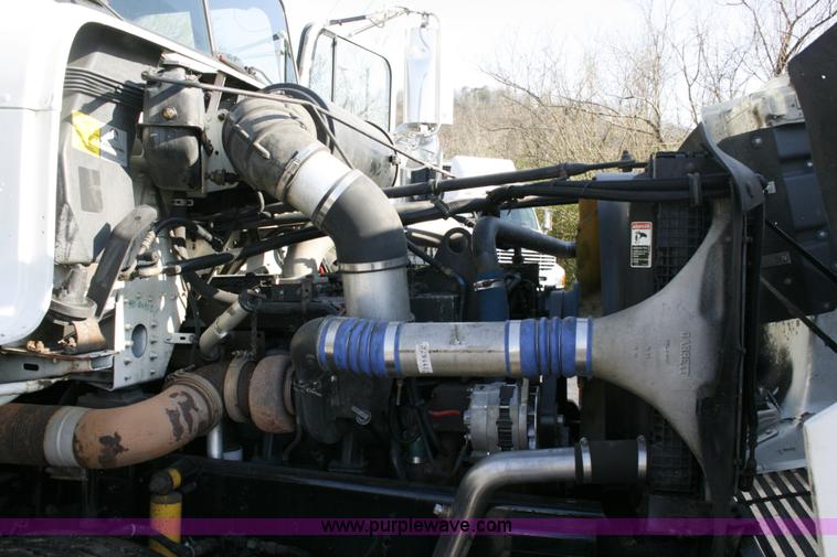 image for item A4941 2001 Freightliner FLD112 semi truck