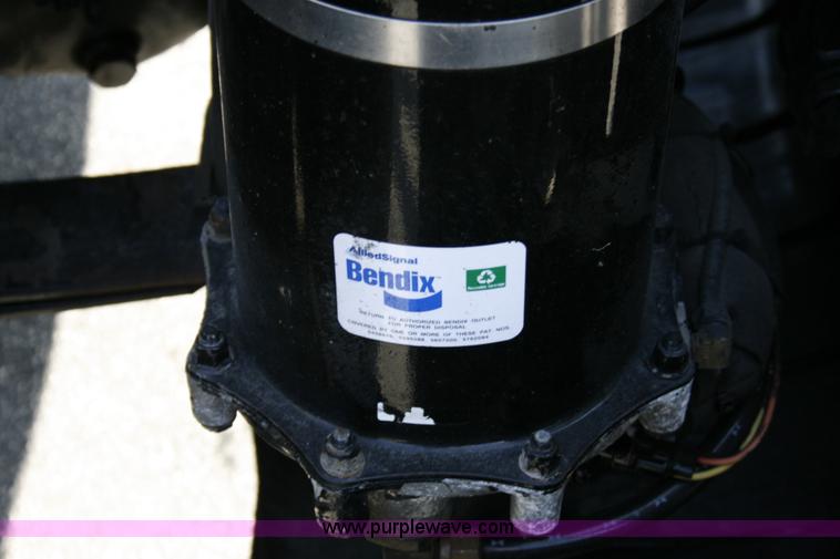 image for item A4941 2001 Freightliner FLD112 semi truck