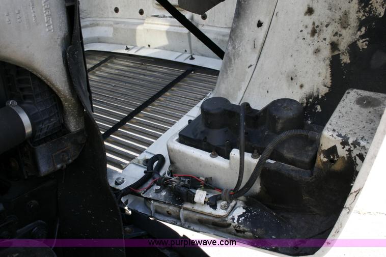 image for item A4941 2001 Freightliner FLD112 semi truck