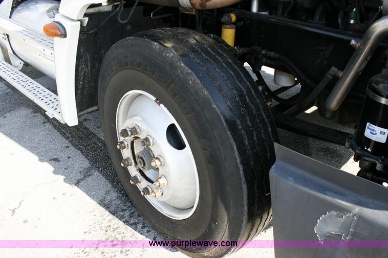 image for item A4941 2001 Freightliner FLD112 semi truck