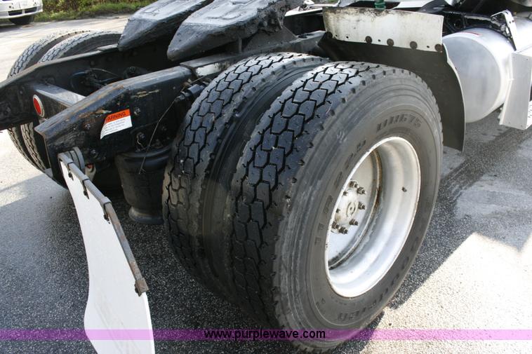 image for item A4941 2001 Freightliner FLD112 semi truck