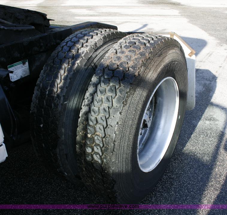 image for item A4941 2001 Freightliner FLD112 semi truck