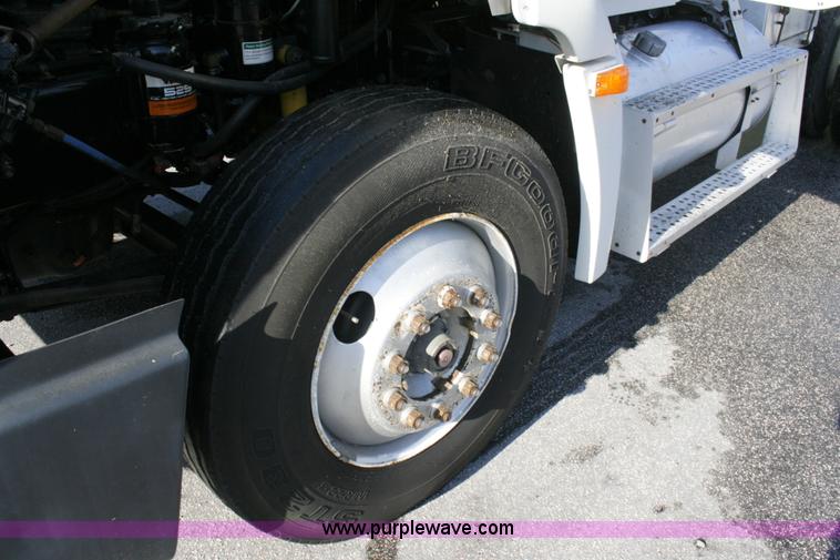 image for item A4941 2001 Freightliner FLD112 semi truck