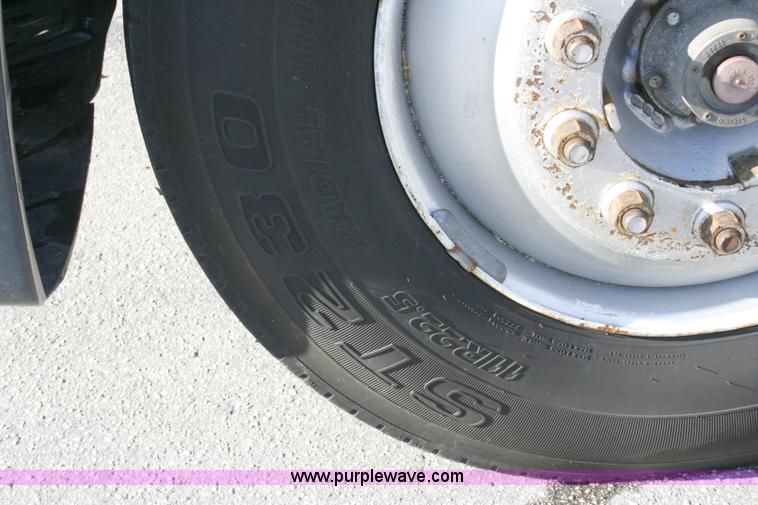 image for item A4941 2001 Freightliner FLD112 semi truck