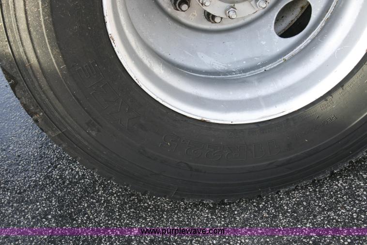 image for item A4941 2001 Freightliner FLD112 semi truck