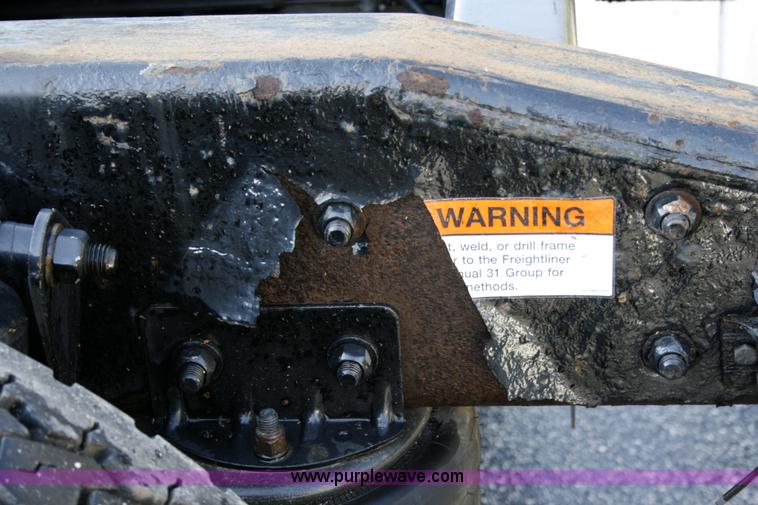 image for item A4941 2001 Freightliner FLD112 semi truck