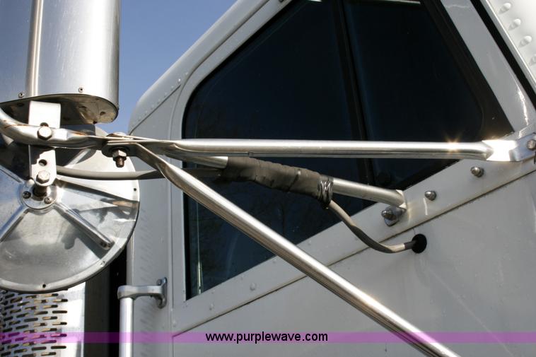 image for item A4941 2001 Freightliner FLD112 semi truck