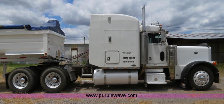 image for item B2373 2000 Peterbilt 379 semi truck