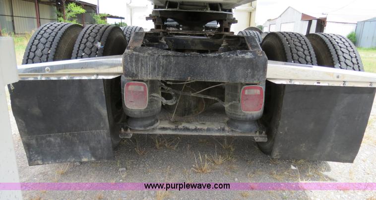 image for item B2373 2000 Peterbilt 379 semi truck