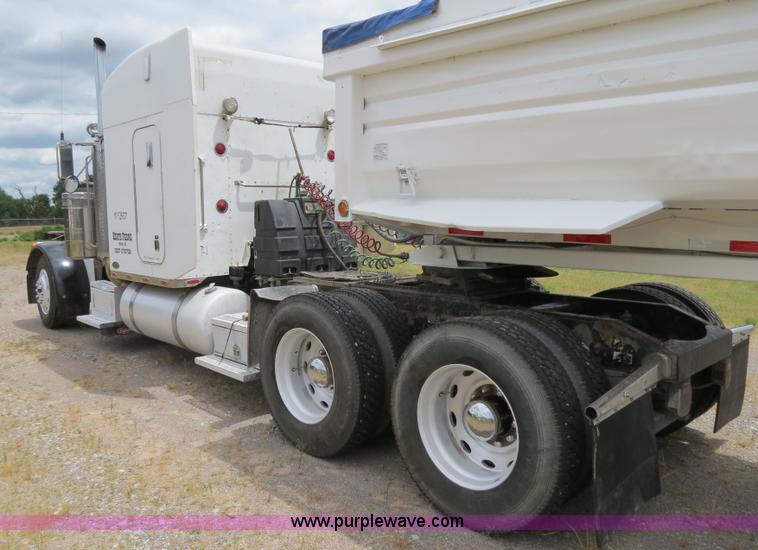 image for item B2373 2000 Peterbilt 379 semi truck